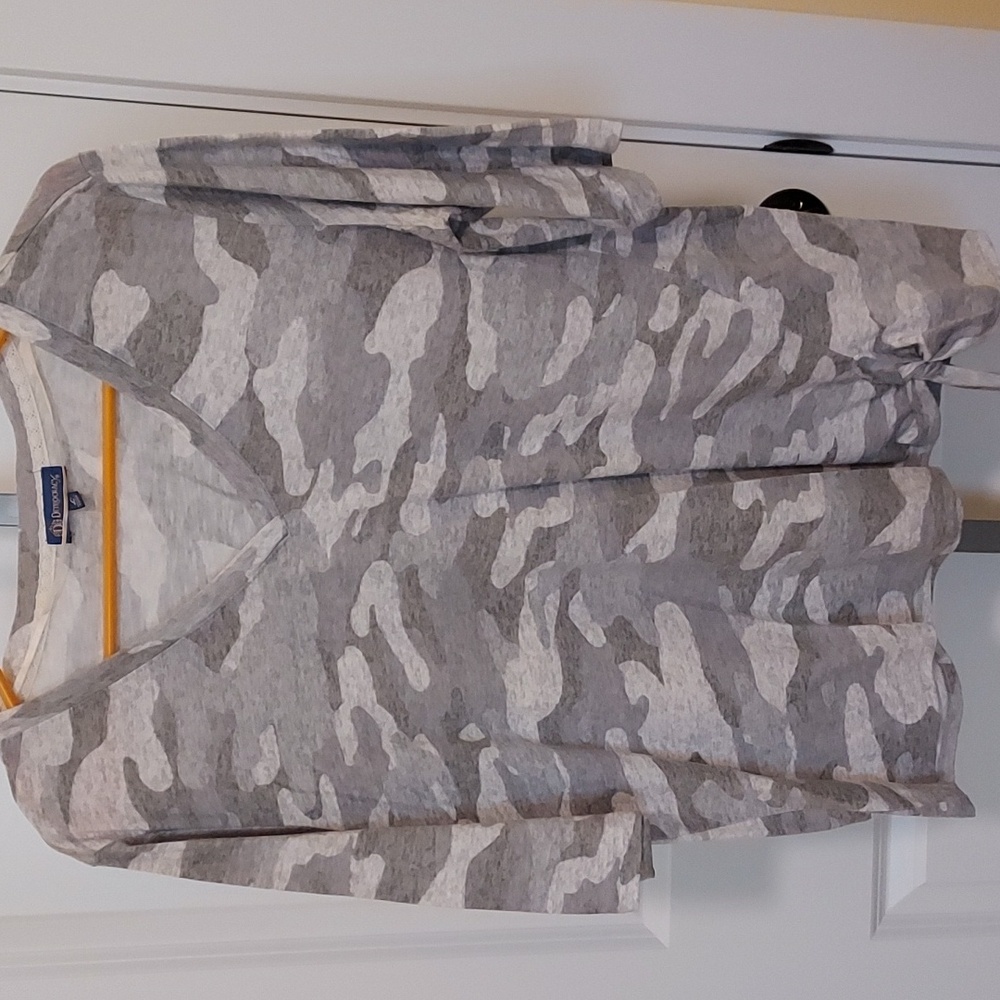 *Stylish Democracy Gray Camo V-Neck Top with Tie Size  Large